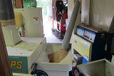 乾燥機から籾摺り機へ籾を移します